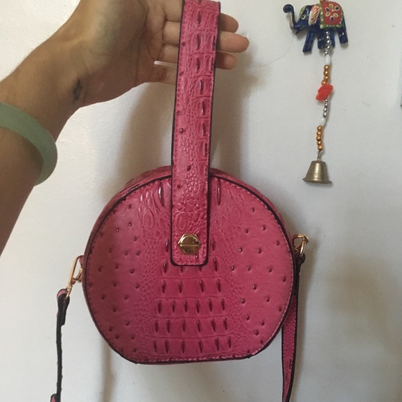 NWOT Ostrich embossed faux leather circle bag - Picture 4 of 6